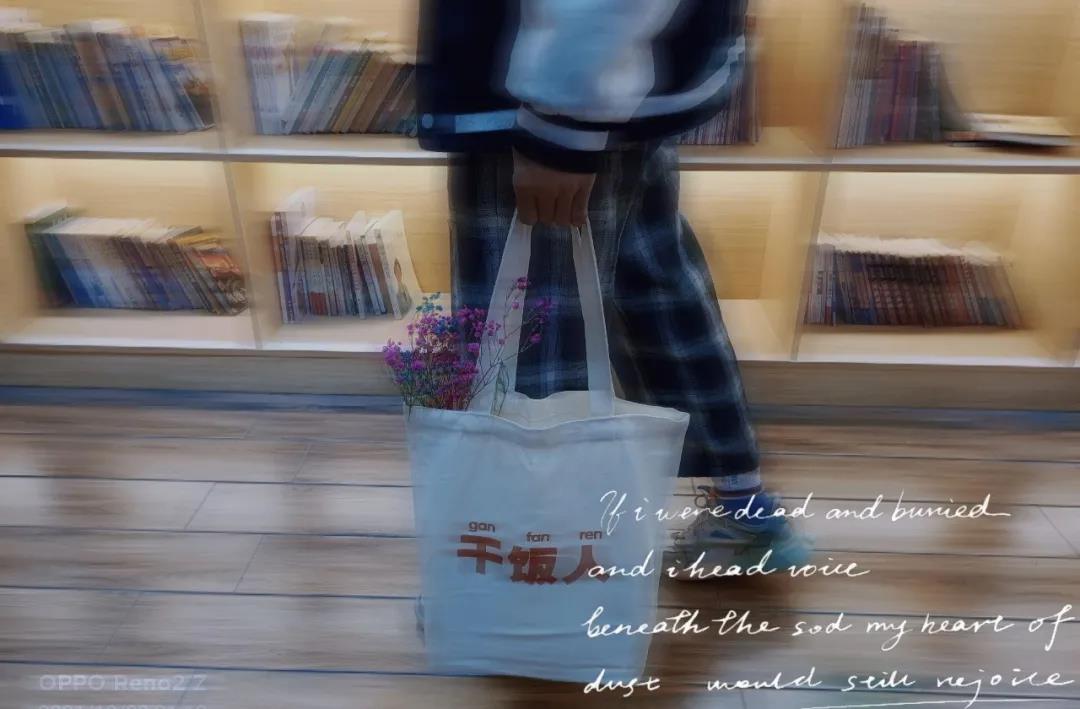 萬(wàn)圣節(jié)福利放送中丨咱就是說(shuō)，手提“干飯人”帆布袋的小哥哥很難不愛(ài)！
