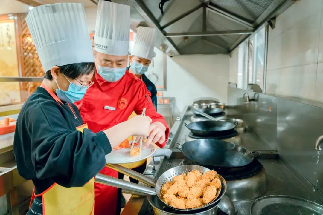 今日研學(xué)結(jié)束，烹飪初體驗(yàn)，讓夢(mèng)想觸手可及！