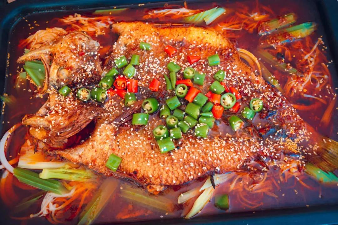 【千元?jiǎng)?chuàng)業(yè)小吃項(xiàng)目】冬季爆款餐飲小吃項(xiàng)目：烤魚(yú)