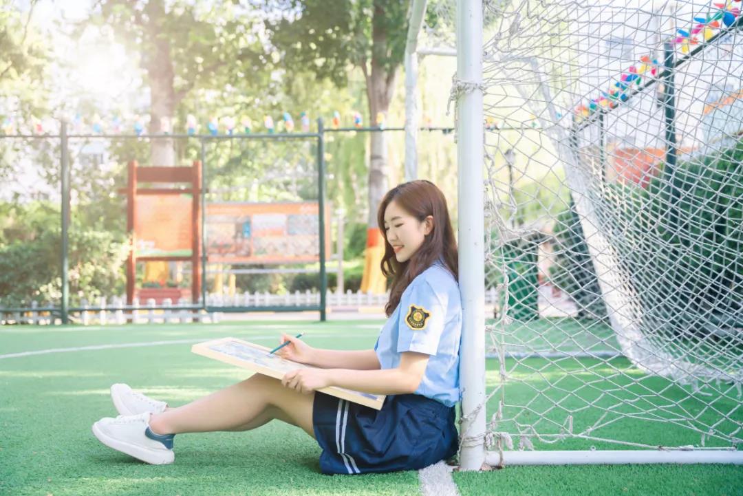 美麗的晚霞、浪漫的小江南、活力的足球場(chǎng)、說出你喜歡的校園風(fēng)景，送校園周邊啦！