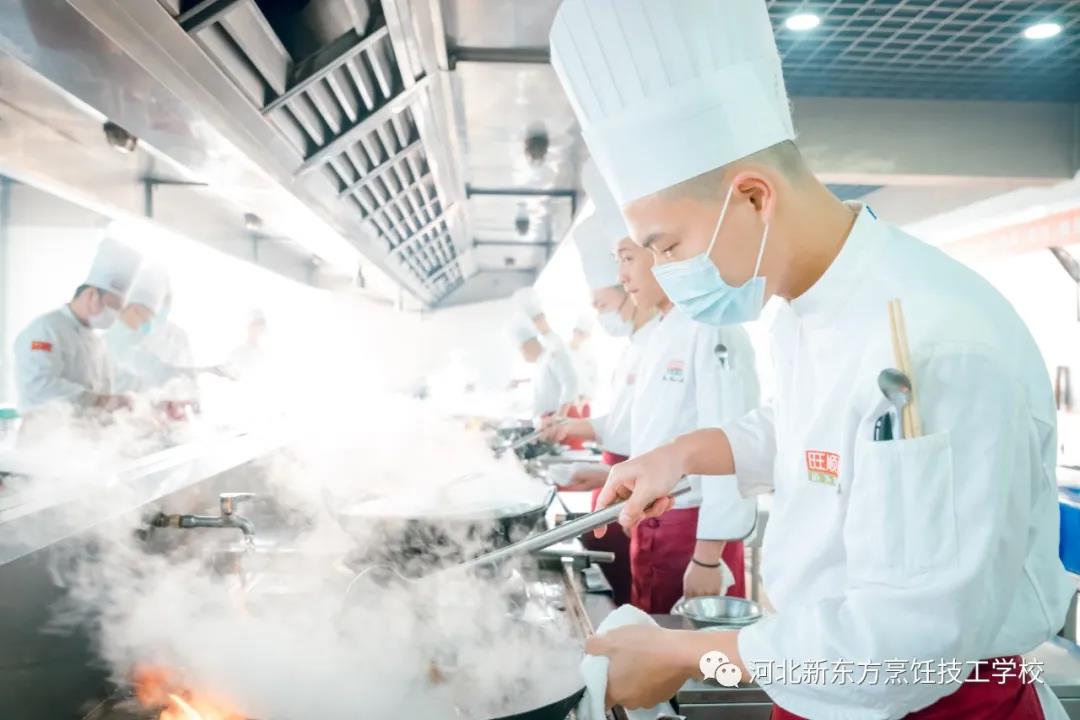 快看！旺順閣爐灶主廚班畢業(yè)，企業(yè)到校來(lái)選拔，學(xué)子搭上直通車！