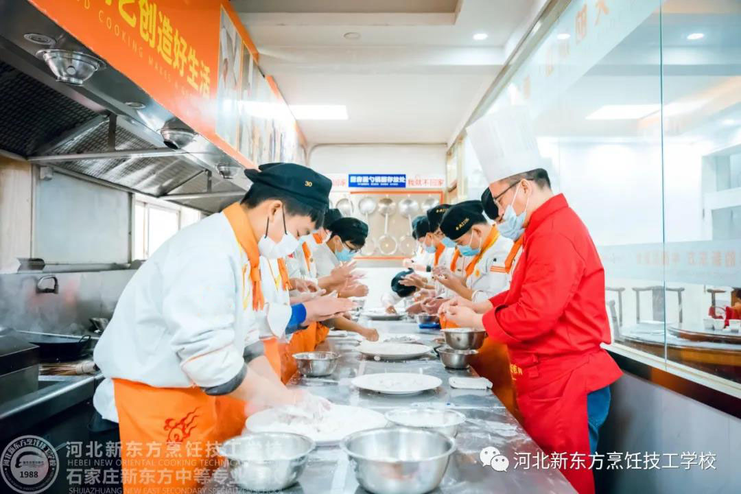 吃湯圓，猜燈謎，玩套圈， [元宵節(jié)] 就要?dú)g樂(lè)“鬧”起來(lái)~