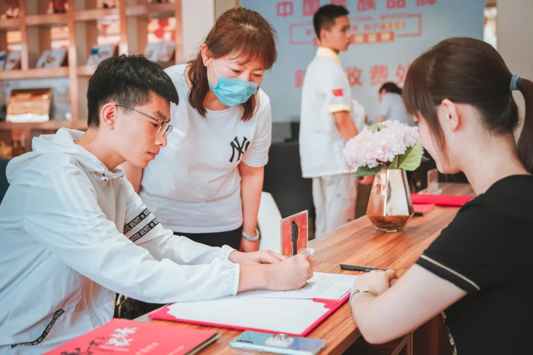【雙棲發(fā)展會】選學(xué)校太難了？不用慌，這里有的人來幫你！