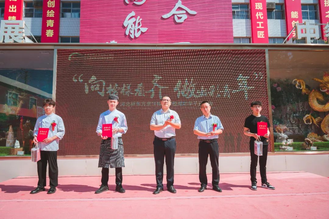 向榜樣看齊，做出彩青年！