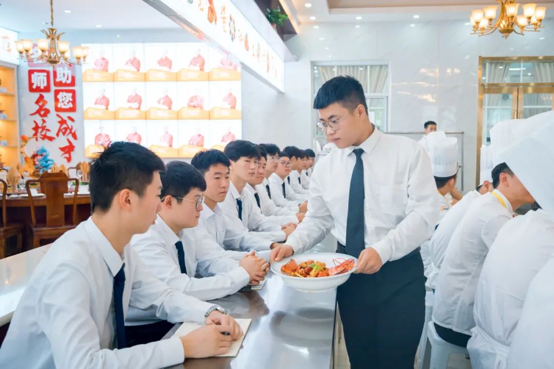 【進(jìn)校園】?jī)A情傳授，用心烹飪，感受米其林帶來(lái)的魅力課堂！