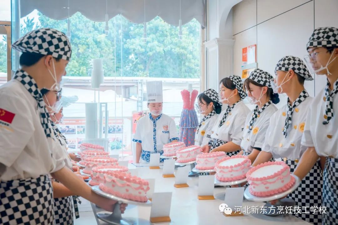 想知道蛋糕培訓(xùn)學(xué)校學(xué)費(fèi)大概多少？學(xué)蛋糕學(xué)費(fèi)多少錢(qián)？看這里！