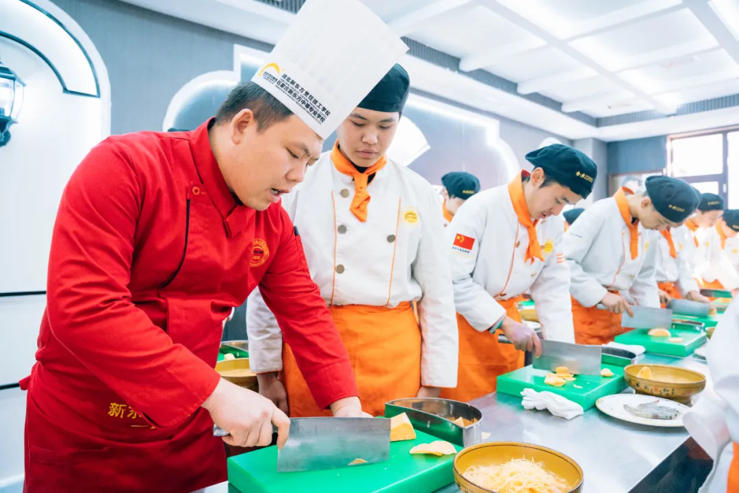 餐飲行業(yè)就業(yè)新趨勢(shì)：2025年的機(jī)遇與挑戰(zhàn)