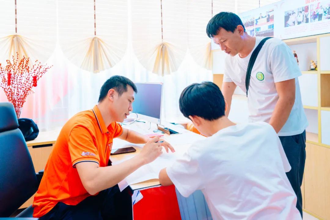 咨詢中心人氣爆表，報名人數(shù)持續(xù)上升！河北新東方各專業(yè)名額正在減少！