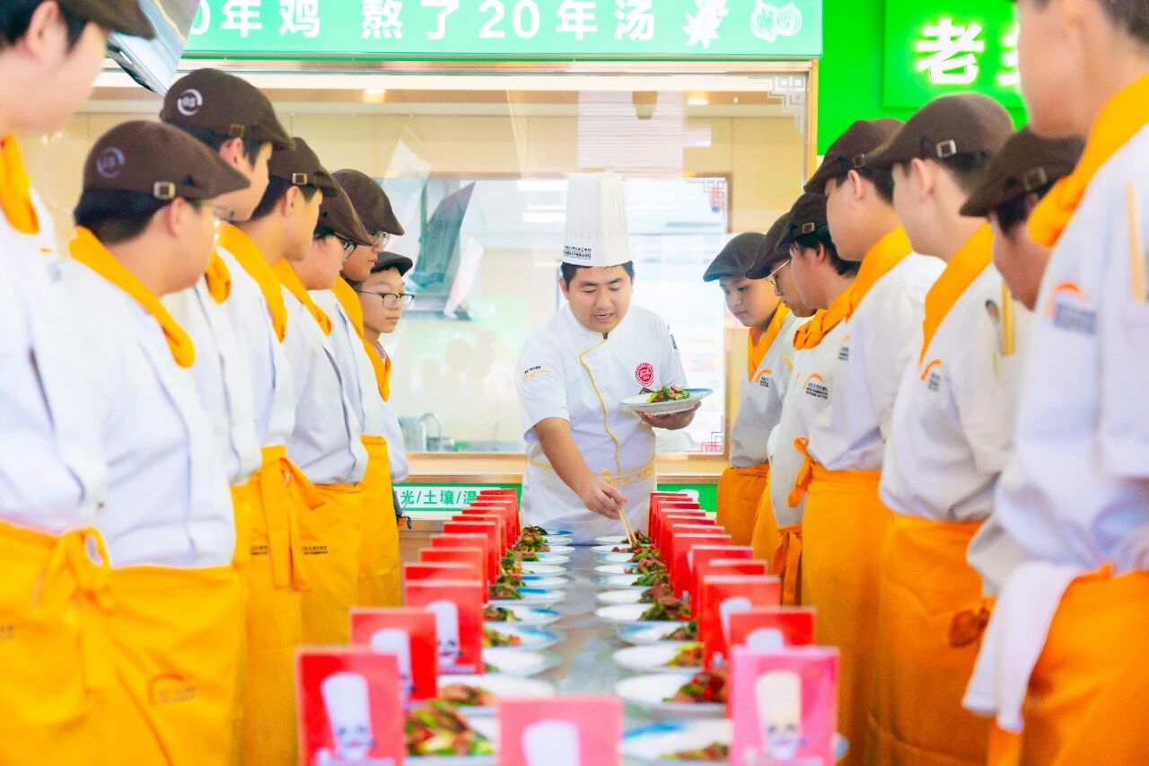 高中階段成績(jī)差壓力大的同學(xué)，如何學(xué)實(shí)用技術(shù)，謀廣闊前景？或許你還有這個(gè)寶藏選擇！