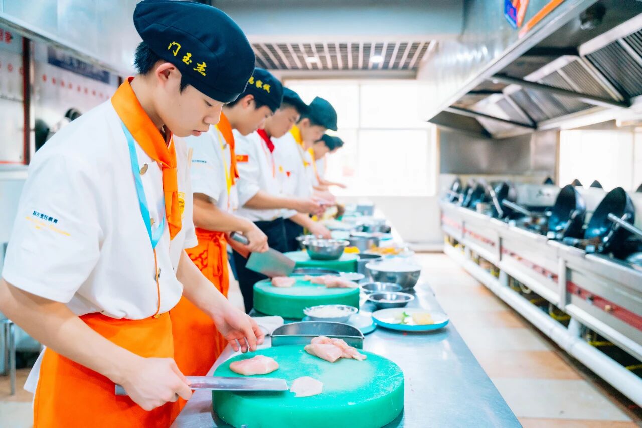 企業(yè)招人看什么？這三樣“硬通貨”在石家莊新東方包有的！