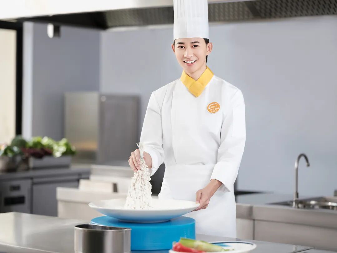 在河北學(xué)廚師，選廚師培訓(xùn)學(xué)校需要關(guān)注什么？