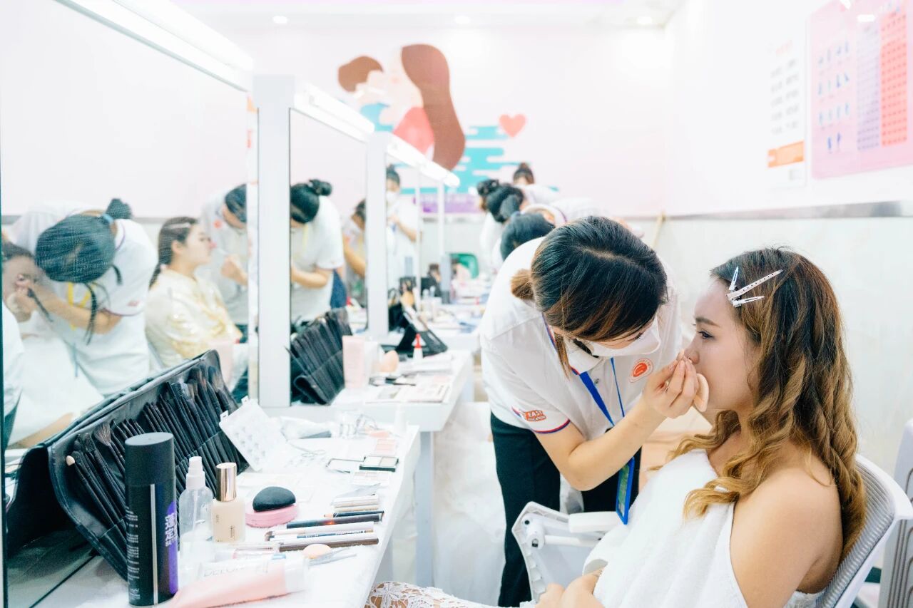 女生學(xué)什么專業(yè)好？女生學(xué)形象設(shè)計專業(yè)怎么樣？河北新東方給你答案！