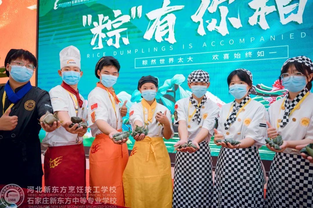 仲夏賦雅趣，粽香端午情，我校學(xué)子包粽子祝高考學(xué)子金榜題名，高“粽”！